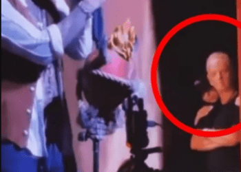 Ángela Aguilar escondida en concierto de Nodal