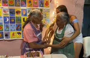 Abuelitas gemelas pelean a golpes en su fiesta de cumpleaños