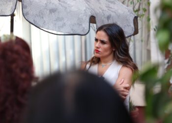 Alessandra firme; báscula a Montoya