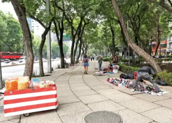 Vendedores ambulantes toman el corredor Reforma-Juárez en la CDMX