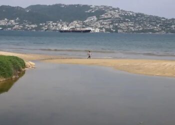 Pánico en la zona Diamante de Acapulco luego de que el mar arrojara dos cuerpos