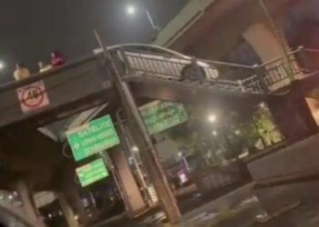 Automovilista quedó atrapado al intentar cruzar el Periférico Norte por puente peatonal