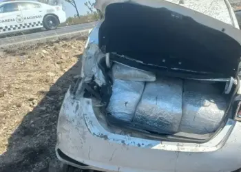 En Zacatecas, abandonan un auto volcado con 50 kilos de marihuana