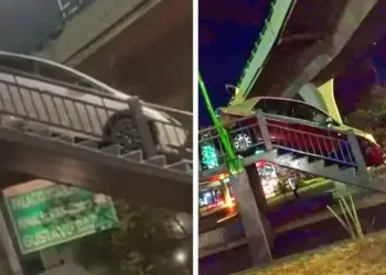 Vecinos señalizan el lugar donde un auto quedó atorado en puente peatonal