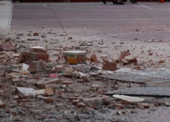 Mujer y bebé de 4 meses resultan heridos por caída de barda en Torreón