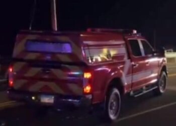 Hombre trata de ahogar a sus hijos y policías lo descubren