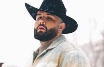 Carin León se niega a cantar con Nodal