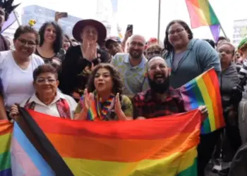 Clara Brugada presente en la Marcha del Orgullo LGBT+ en la CDMX