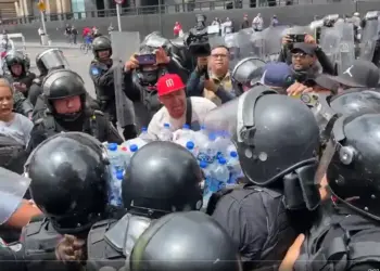 Enfrentamiento entre Policías y comerciantes en el Eje Central de la CDMX