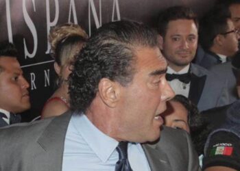 Eduardo Yáñez arrebata teléfono a reportera