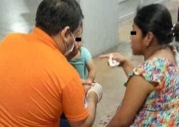 Madre e hija prensadas en escaleras eléctricas