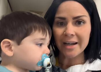 Corren de vuelo a mujer por dirigirse mal al personal