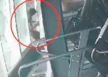 Joven cae de tercer piso en gimnasio