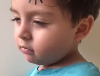 Niño olvida letra y dice que se le fue el internet