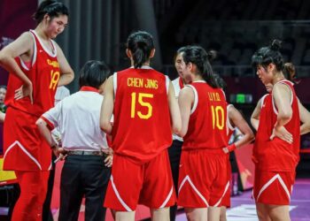 Joven de 17 años y 2.20 metros sobresale en el baloncesto