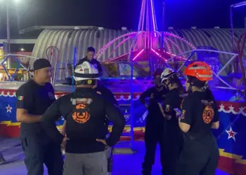 En Nuevo León, 30 personas quedan atrapadas en juego mecánico