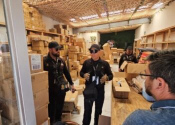 Dueña de tienda regala mercancía para que no se la lleve el SAT