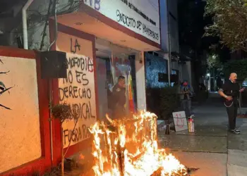 Manifestantes de la comunidad LGBTQ+  vandalizan sede del sindicato de Infonavit