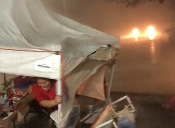 Vendedora se viraliza por desafiar la lluvia