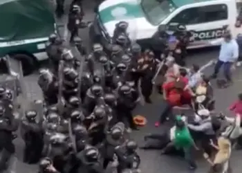 Maestros de la CNTE y policías se enfrentan en el Zócalo de la CDMX