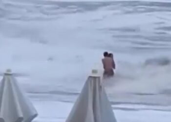 Mujer es tragada por el mar y desaparece en ola