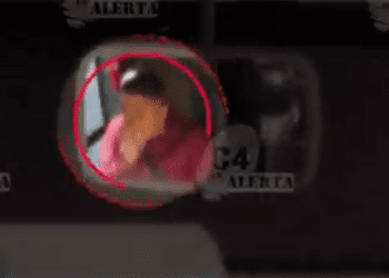 Graban a chofer de Metrobús drogándose y manejando