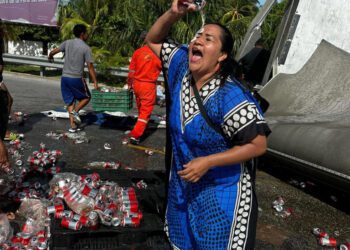 Mujer se baña en cerveza tras volcadura de camión