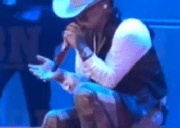 Nodal canta conmovido canción a Belinda