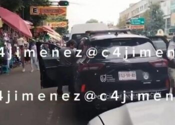 Captan a policía orinando en plena avenida