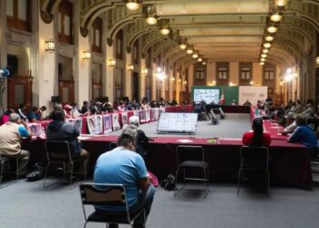 Recibe AMLO a los padres de los normalistas de Ayotzinapa en Palacio Nacional