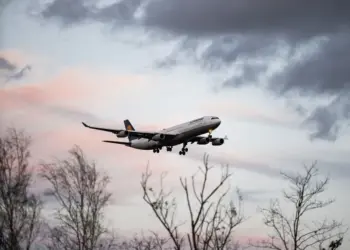 Investigan a pareja por realizar ‘actos indecentes’ en un vuelo a Alemania