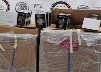 Atrapados con más de 1,300 pasaportes robados de la SRE