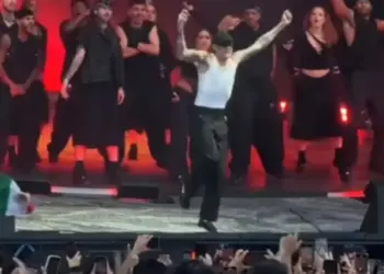 Peso Pluma se fractura tobillo en concierto