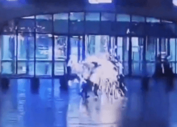 Rayo cae en persona que caminaba con paraguas