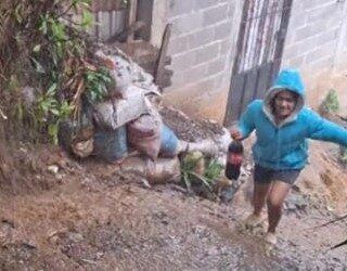 Mujer se viraliza por ir por refresco bajo la lluvia