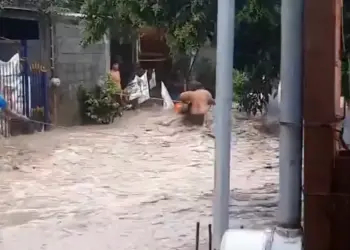 Vecinos rescatan a una pareja arrastrada por la corriente de un río en NL