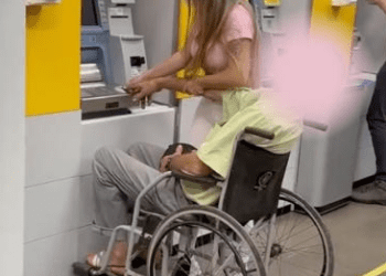 Mujer retira dinero con el dedo de un muerto