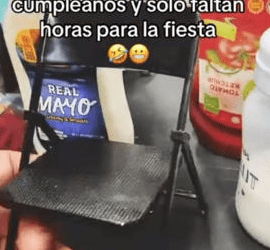 Pide sillas en Temu y le llegan unas de juguete