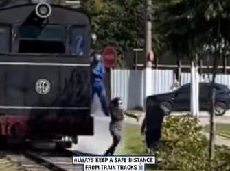 Maquinista salva a mujer, dándole una patada