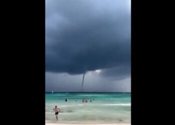 ¡Asombroso! Filman una tromba marina desde las playas de Tulum
