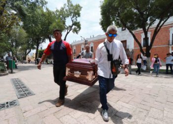 Con féretro, llegan familiares de Lety al Palacio de Gobierno de Tlaxcala