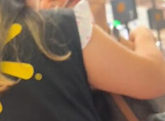 Empleada de Walmart acusa de robo y agrede a clienta