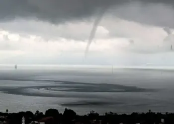 Fenómeno natural 'la culebra de agua' se registra en el Lago de Chapala