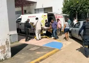 Ataque y persecución: sicarios intentan rematar a tesorera de Texistepec en ambulancia