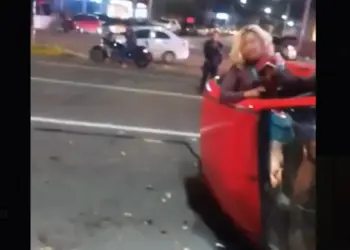 Surge Lady Hawái: Mujer choca y presume de sus influencias