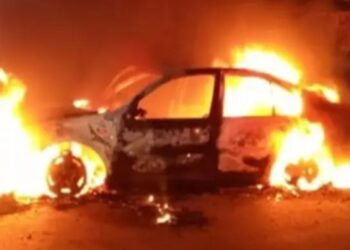 En Acapulco queman auto y matan a tres