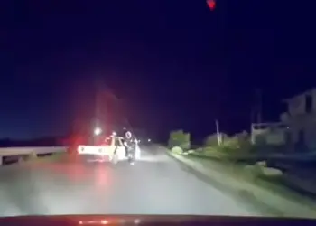 Intentan asaltar a automovilista desde un taxi en carretera