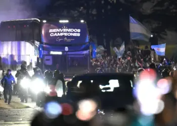 Aficionados reciben a selección argentina tras bicampeonato