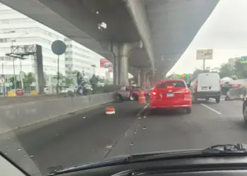 Taxi chocado y abandonado en Periférico Norte