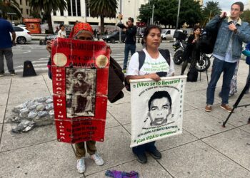 A días de reunirse con AMLO, familiares de los 43 marchan
